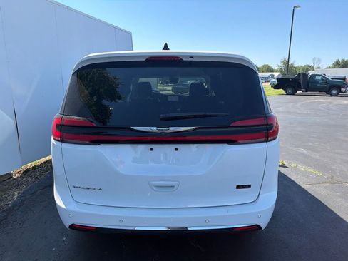 Used 2024 Chrysler Pacifica Touring-L FWD image 9