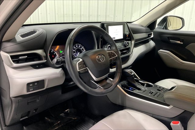Used 2023 Toyota Highlander XLE AWD/4WD image 14