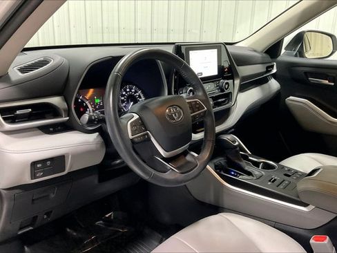 Used 2023 Toyota Highlander XLE AWD/4WD image 14