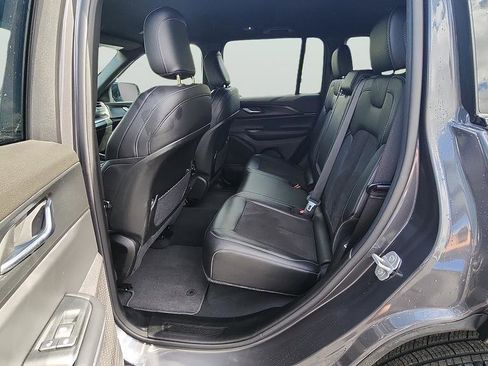 Used 2025 Jeep Grand Cherokee Altitude image 16