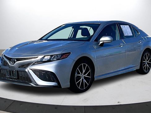 Used 2024 Toyota Camry SE image 4