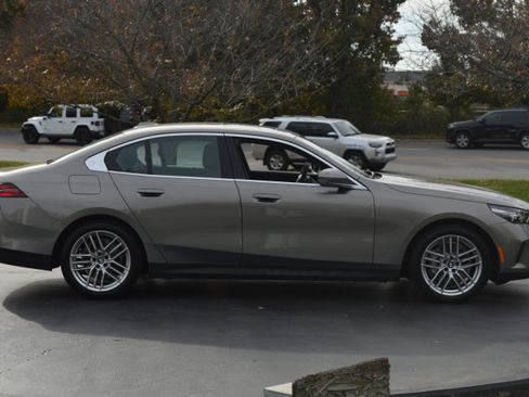 Used 2025 BMW 530i xDrive 530i xDrive w/ Premium Package image 12