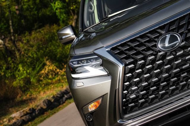 Used 2020 Lexus GX 460 Luxury w/ Luxury Sport Package AWD/4WD image 2