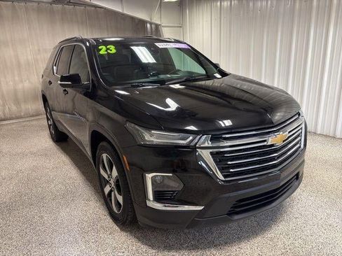 Used 2023 Chevrolet Traverse LT w/ LT Premium Package AWD/4WD image 3