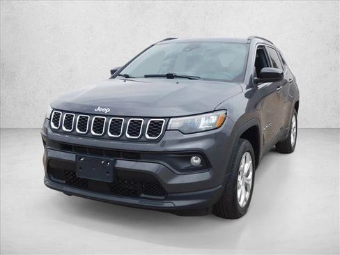 Used 2024 Jeep Compass Latitude AWD/4WD image 2
