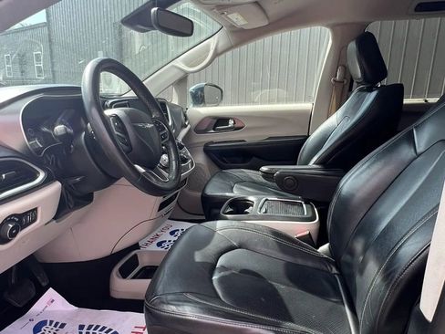 Used 2022 Chrysler Pacifica Touring-L FWD image 9