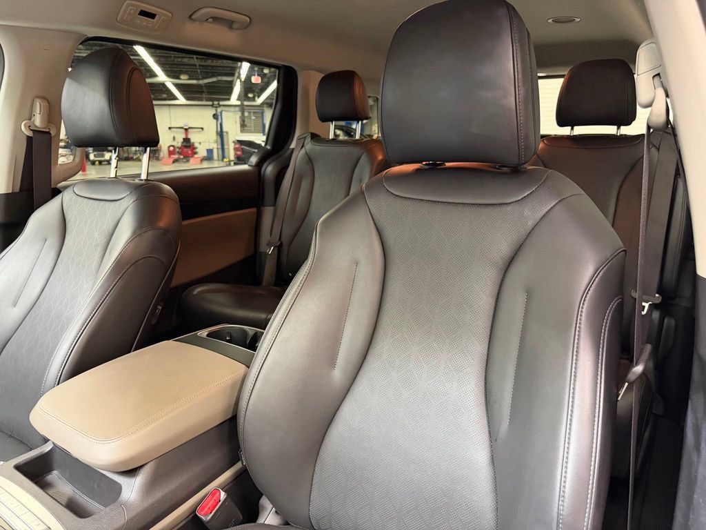 Used 2025 Kia Carnival FWD image 28