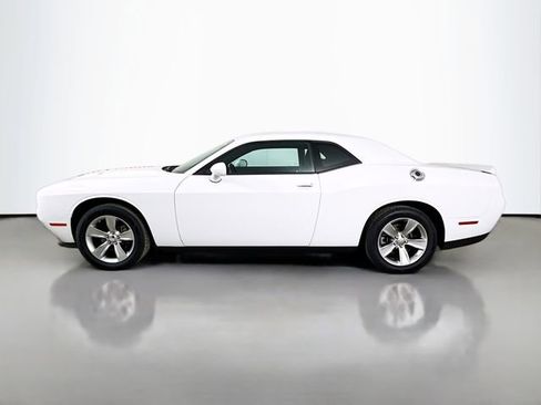 Used 2022 Dodge Challenger SXT image 4