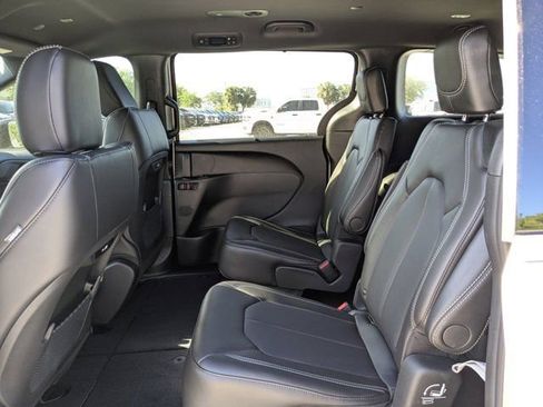 New 2026 Chrysler Pacifica Select image 15
