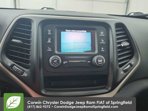 Certified 2018 Jeep Cherokee Latitude w/ Altitude Package FWD image 25