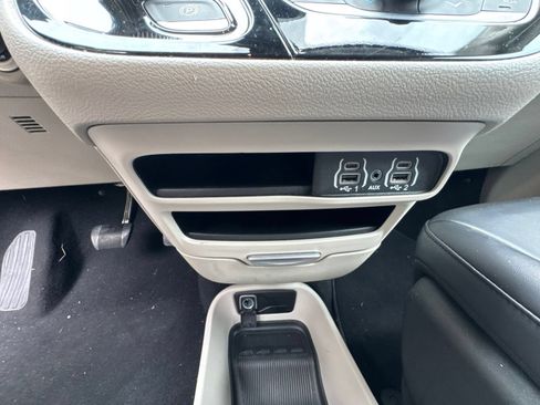 Used 2023 Chrysler Pacifica Touring-L FWD image 18
