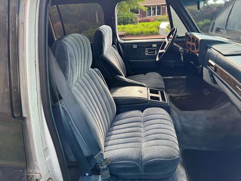 Used 1990 Chevrolet Suburban 2WD image 15