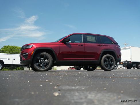 New 2025 Jeep Grand Cherokee Limited w/ Black Appearance Package image 20