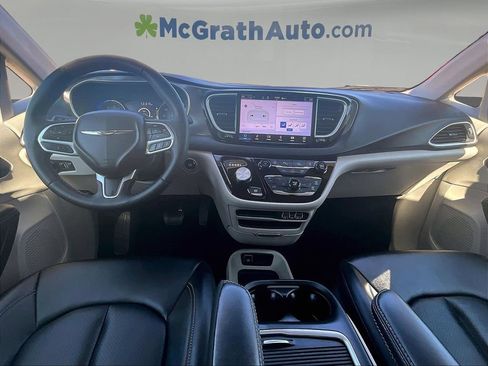 Used 2024 Chrysler Pacifica Touring-L FWD image 9