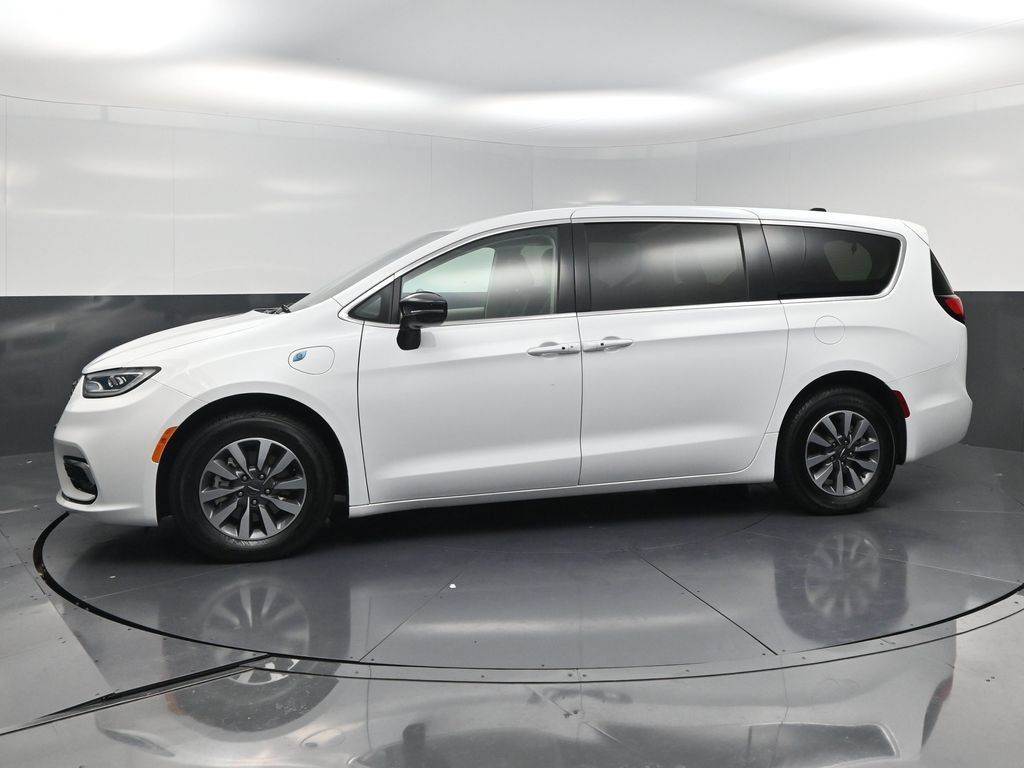 Used 2024 Chrysler Pacifica Limited FWD image 3