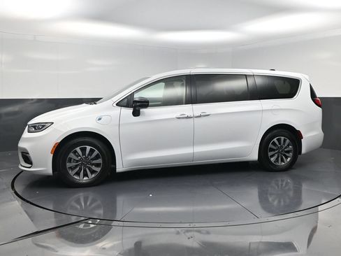 Used 2024 Chrysler Pacifica Limited FWD image 3