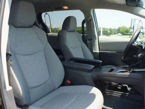 Used 2024 Toyota Sienna LE FWD image 22