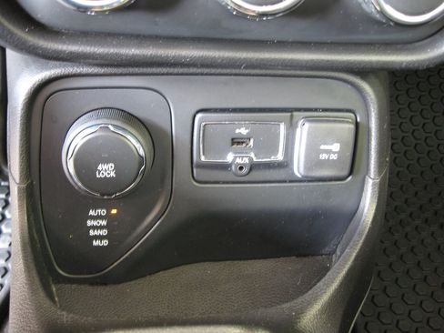 Used 2017 Jeep Renegade Latitude w/ Cold Weather Group AWD/4WD image 22