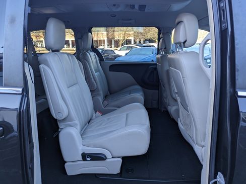 Used 2013 Chrysler Town & Country Touring image 34