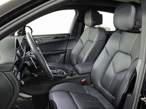 Used 2025 Porsche Macan image 5