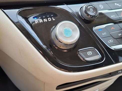 Used 2019 Chrysler Pacifica Touring Plus image 8