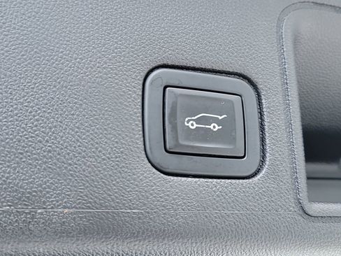 Used 2022 GMC Terrain SLT w/ Tech Package FWD image 12