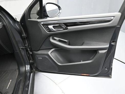 Certified 2022 Porsche Macan AWD/4WD image 27