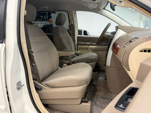 Used 2008 Chrysler Town & Country LX image 23