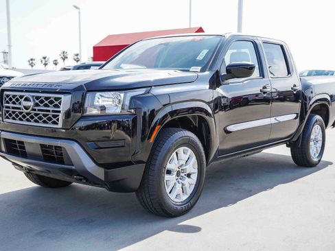 Used 2023 Nissan Frontier SV image 3