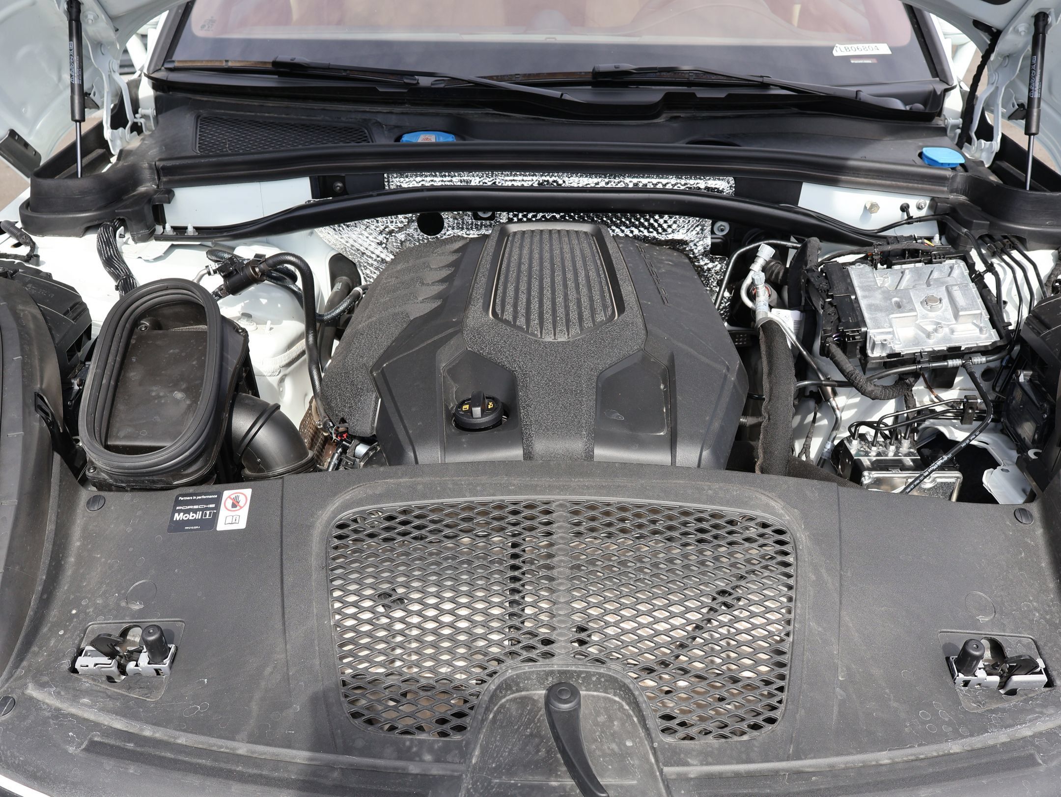 Certified 2026 Porsche Macan AWD/4WD image 34