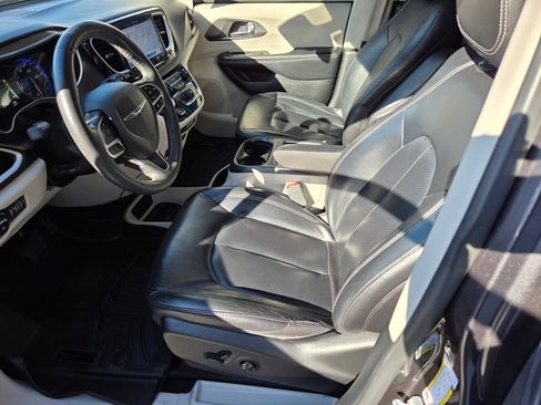 Used 2022 Chrysler Pacifica Touring-L FWD image 11