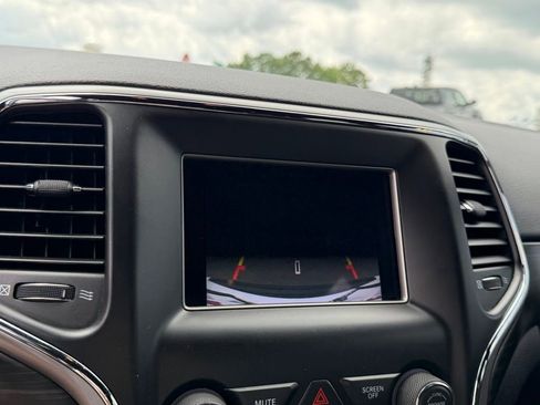 Used 2020 Jeep Grand Cherokee Laredo RWD image 22