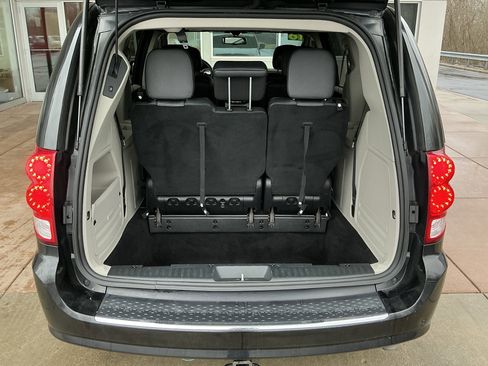 Used 2016 Dodge Grand Caravan SXT image 24