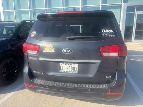Used 2017 Kia Sedona LX w/ LX Essentials Premium Package FWD image 4