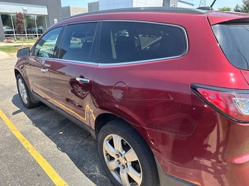 Used 2017 Chevrolet Traverse LT w/ Style and Technology Package FWD image 2