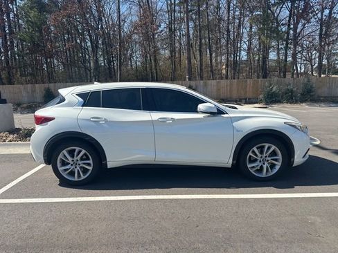 Used 2018 INFINITI QX30 image 8