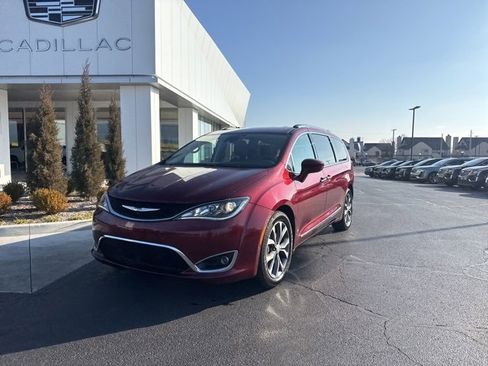 Used 2017 Chrysler Pacifica Touring-L Plus w/ Advanced Safetytec Group image 4