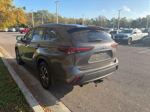Used 2024 Toyota Highlander XLE image 2