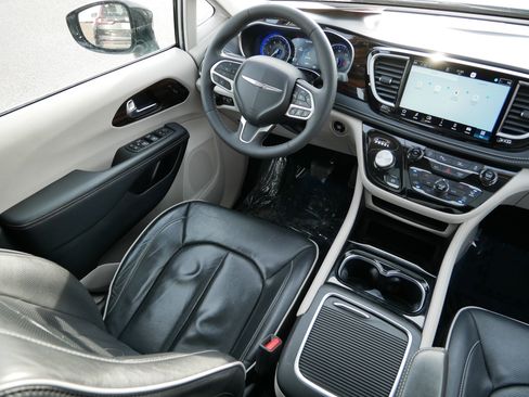 Used 2023 Chrysler Pacifica Limited image 9