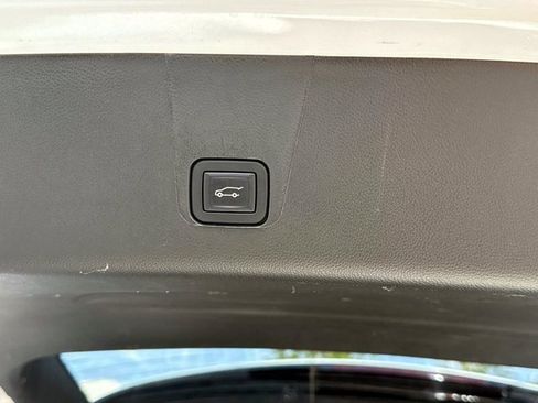 Used 2023 Chevrolet Traverse Premier FWD image 12