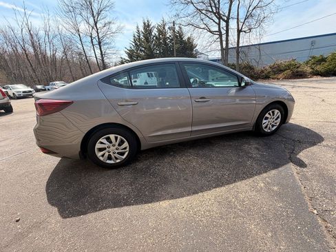 Used 2020 Hyundai Elantra SE w/ Convenience Package (C2) image 9