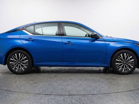 Used 2025 Nissan Altima 2.5 SV FWD image 9