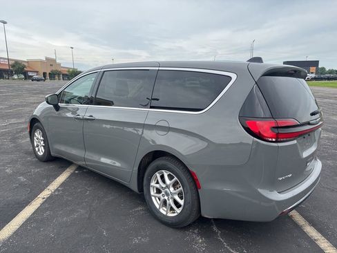 Used 2023 Chrysler Pacifica Touring-L FWD image 7