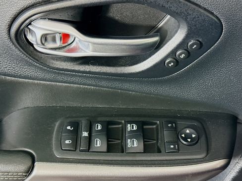 Used 2019 Jeep Cherokee Overland w/ Technology Group image 24