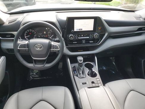 Used 2024 Toyota Highlander XLE FWD image 17
