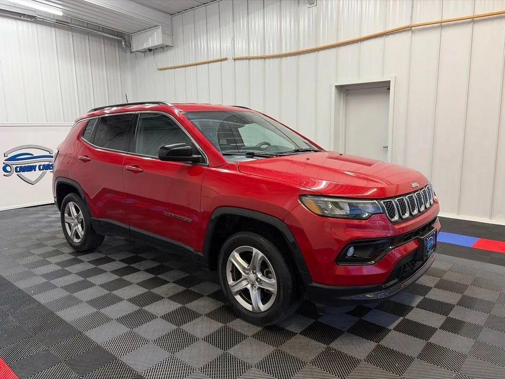 Used 2023 Jeep Compass Latitude w/ Convenience Group AWD/4WD image 3