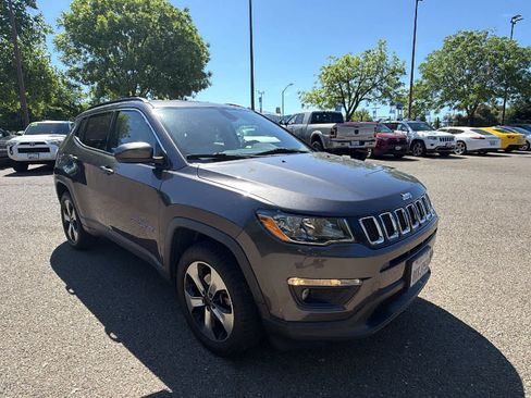 Used 2018 Jeep Compass Latitude w/ Popular Equipment Group AWD/4WD image 3