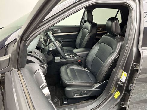 Used 2018 Ford Explorer XLT w/ Equipment Group 202A AWD/4WD image 13
