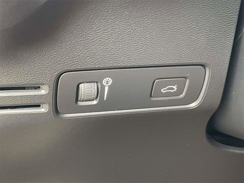 Used 2022 Volvo XC40 T5 R-Design w/ Climate Package image 18