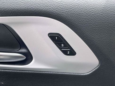 Used 2025 Chrysler Pacifica Limited FWD image 33